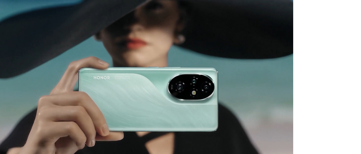 the camera is a waterproof camera that can be used for a smartphone.